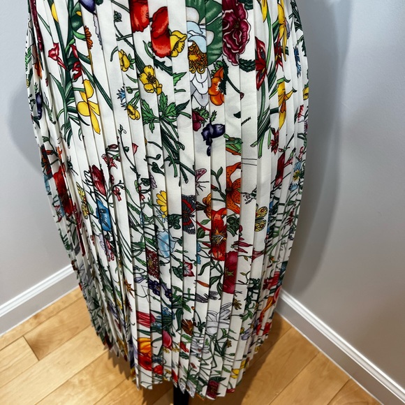 Brand new dress. Side zipper and front buttons. Beautiful flowers 🌺 fabric. - Picture 5 of 6